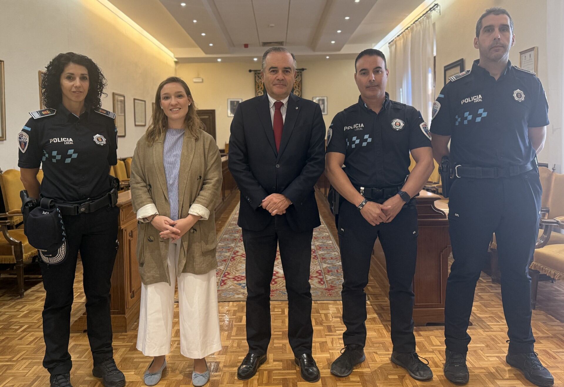 El alcalde de Talavera, José Julián Gregorio, en la presentación de la figura del Agente Tutor, junto a otras autoridades del Ayuntamiento y de la Policía Local