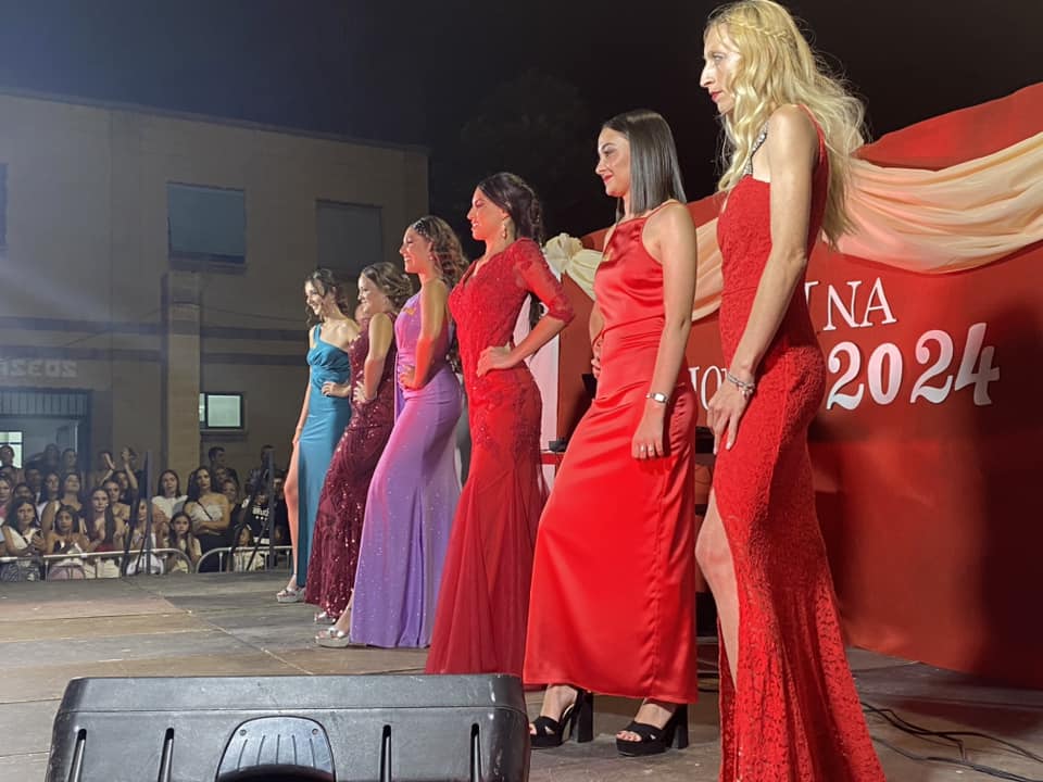 Las seis chicas participantes durante la presentación