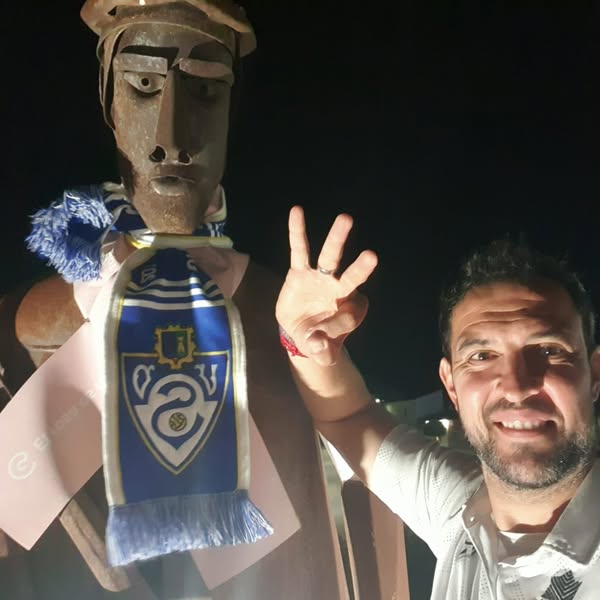 Jacinto Trillo pone la bufanda de la UD Socuéllamos al &#039;Podaor&#039;