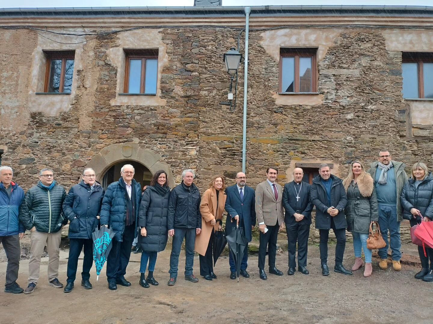 El consejero de Medio Ambiente y el Obispo de Astorga frente al albergue junto a autoridades municipales y representantes de la Fundación Hospital de la Reina