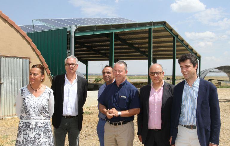 La delegada del Gobierno, Virginia Barcones (I); junto al director de calidad de la empresa, Enrique de Prado (D); al subdeledegado del gobierno, Ángel D. Miguel (2I); y al presidente regional de ASAJA, Donaciano Dujo (3D) en la visita a la empresa Select