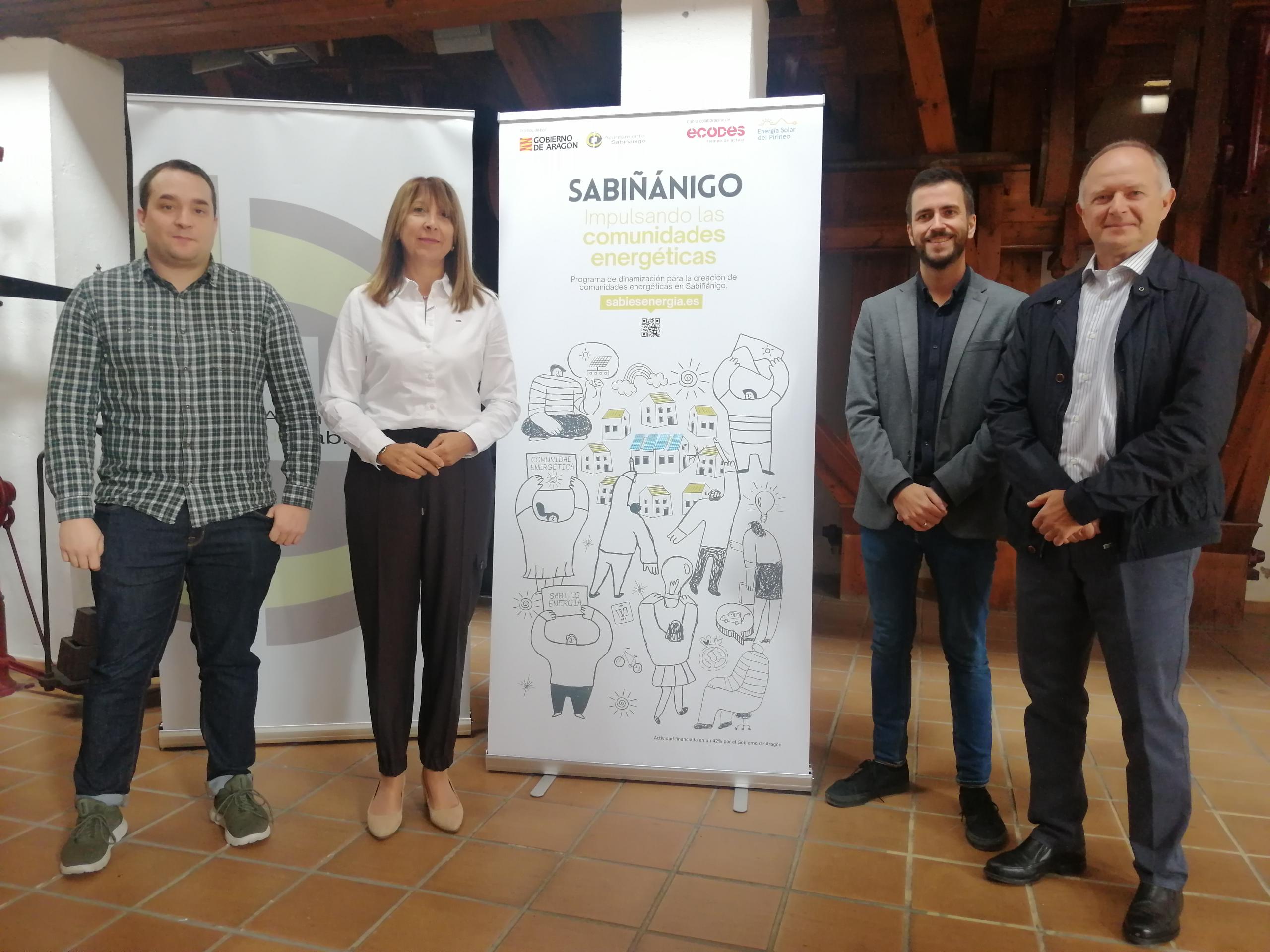 La alcaldesa y el concejal de Medio Ambiente presentaban este proceso informativo con Carlos Pesqué (ECODES) y Santiago Castán (Energía Solar del Pirineo)