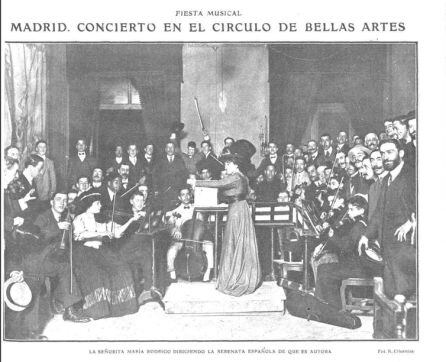 Concierto en el Círculo de Bellas Artes de Madrid. La señorita María Rodrigo dirigiendo La serenata española, obra de la que es autora. Foto: R. Cifuentes. Revista Actualidades 1909, página 18.