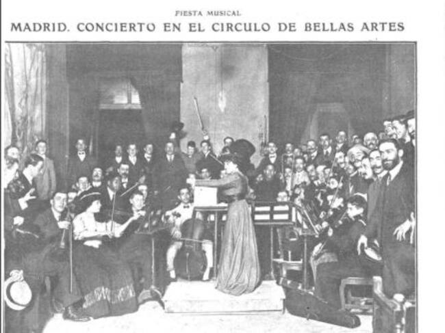 Concierto en el Círculo de Bellas Artes de Madrid. La señorita María Rodrigo dirigiendo La serenata española, obra de la que es autora. Foto: R. Cifuentes. Revista Actualidades 1909, página 18.