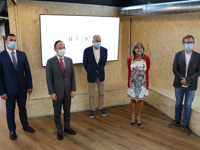 El fundador de Bomosa, Turi Mora; el 'project manager' de 'Hive Five', Martí Batalla; el cap del Govern, Xavier Espot; el ministre de Presidència, Economia i Empresa, Jordi Gallardo, i la cònsol major d’Andorra la Vella, Conxita Marsol.