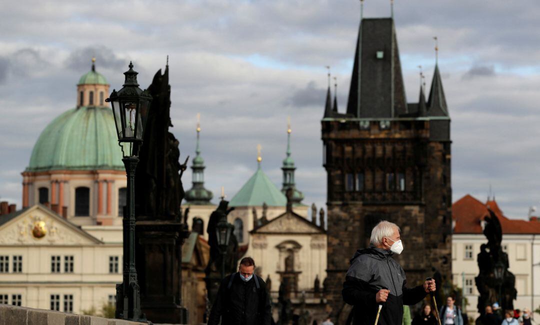 Los habitantes de Praga con mascarilla. 