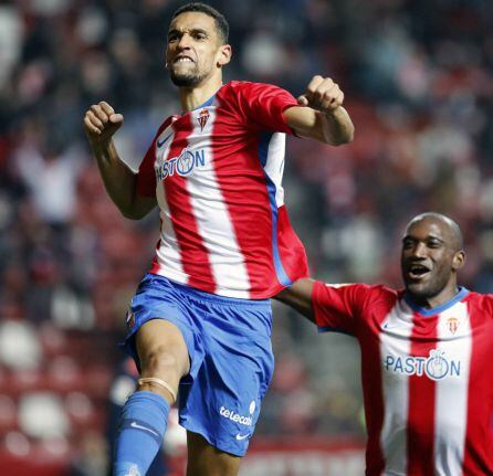 El delantero inglés del Sporting, Nick Blackman, celebra el segundo gol del equipo asturiano durante el encuentro correspondiente a la ida de los octavos de final de la Copa del Rey que han disputado esta noche frente al Valencia en estadio de El Molinón-Quini, en Gijón.