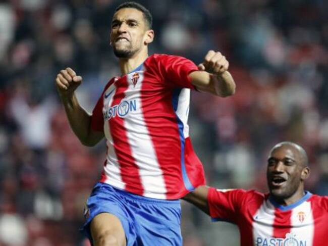 El delantero inglés del Sporting, Nick Blackman, celebra el segundo gol del equipo asturiano durante el encuentro correspondiente a la ida de los octavos de final de la Copa del Rey que han disputado esta noche frente al Valencia en estadio de El Molinón-Quini, en Gijón.