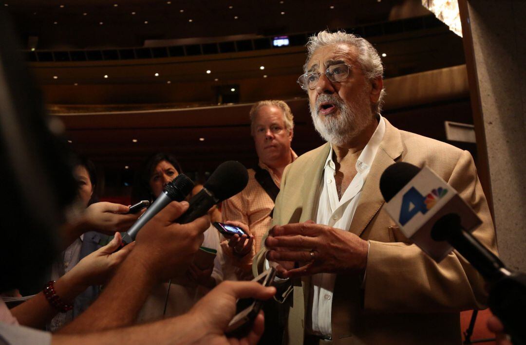 El tenor Plácido Domingo atiende a los medios después de la acusación de acoso sexual recibida por varias compañeras de ópera. 