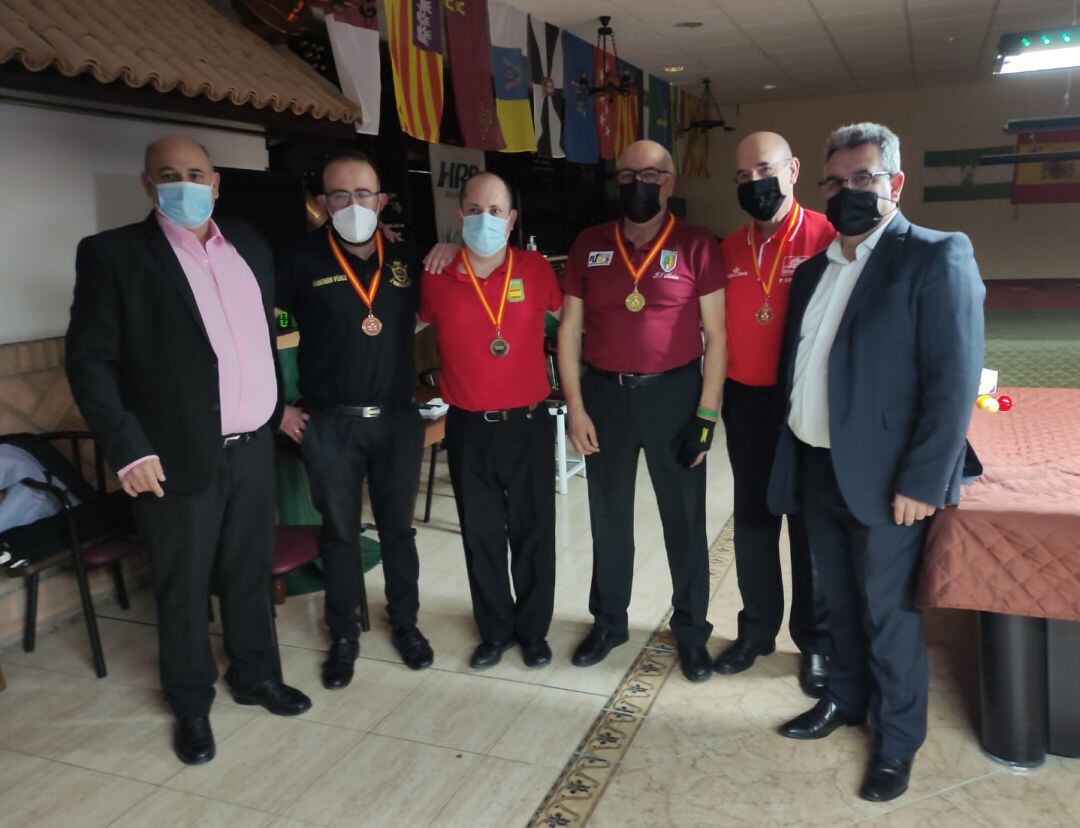 Carlos Cortés (i) y Pedro Camarero (d), ambos de rojo, junto a los otros medallistas del torneo.