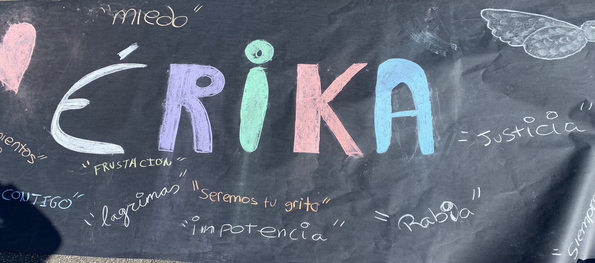 Los compañeros de Erika han creado una cadena humana y colocado pancartas en su recuerdo (Twitter IES La Ería)