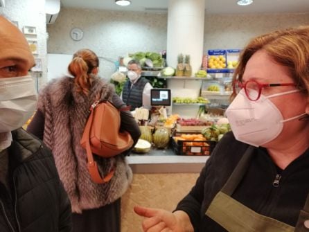 Mertxe parla amb Quique Lencina, al fons Aurelio aten