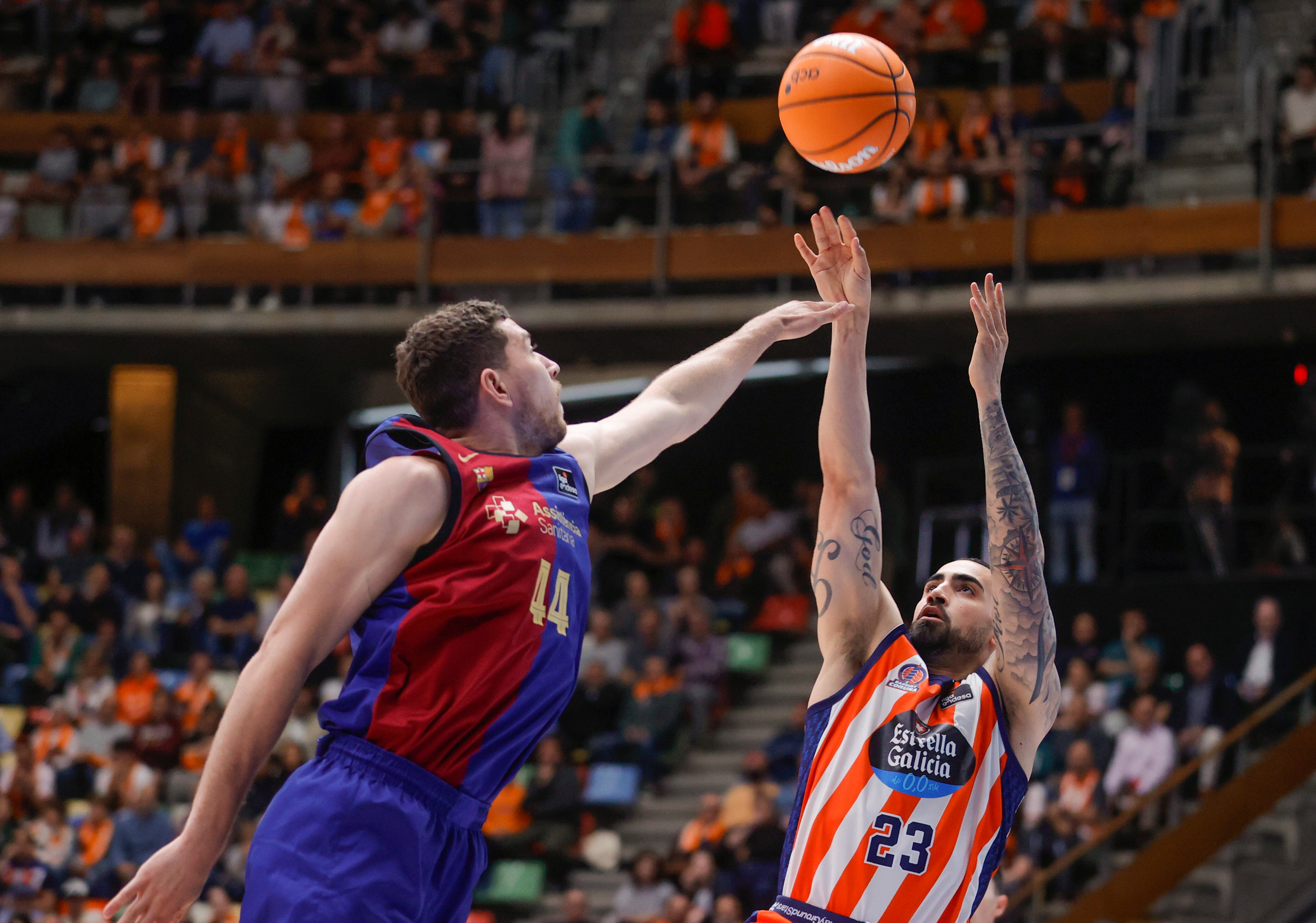 LA CORUÑA, 08/05/2025.- El alero estadounidense del Leyma Básquet Coruña Yunio Barrueta (d) lanza a canasta ante el alero del Barça Joel Parra (i), durante el encuentro correspondiente a la jornada 31 de la Liga Endesa que enfrentó a Leyma Básquet Coruña y Barça este jueves en el Coliseum coruñés. EFE/Cabalar