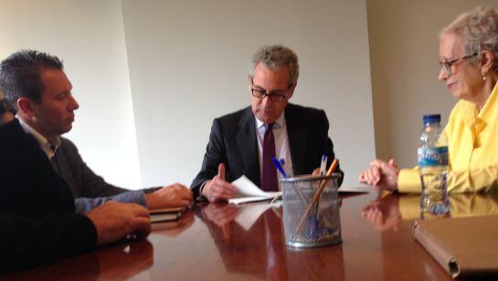 A la izquierda, Juan Jesús Moreno, alcalde de Mula, durante la firma de la donación de un nuevo 11&#039;11% de la propiedad del castillo de Mula.