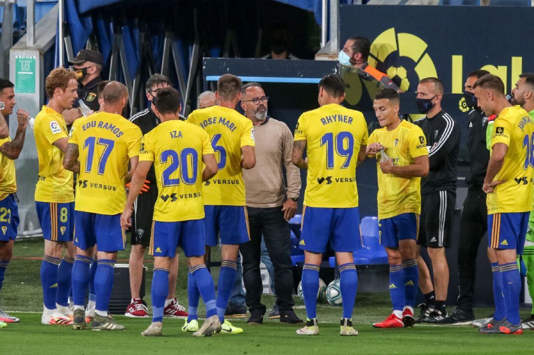 Cervera da indicaciones a los jugadores durante la pausa