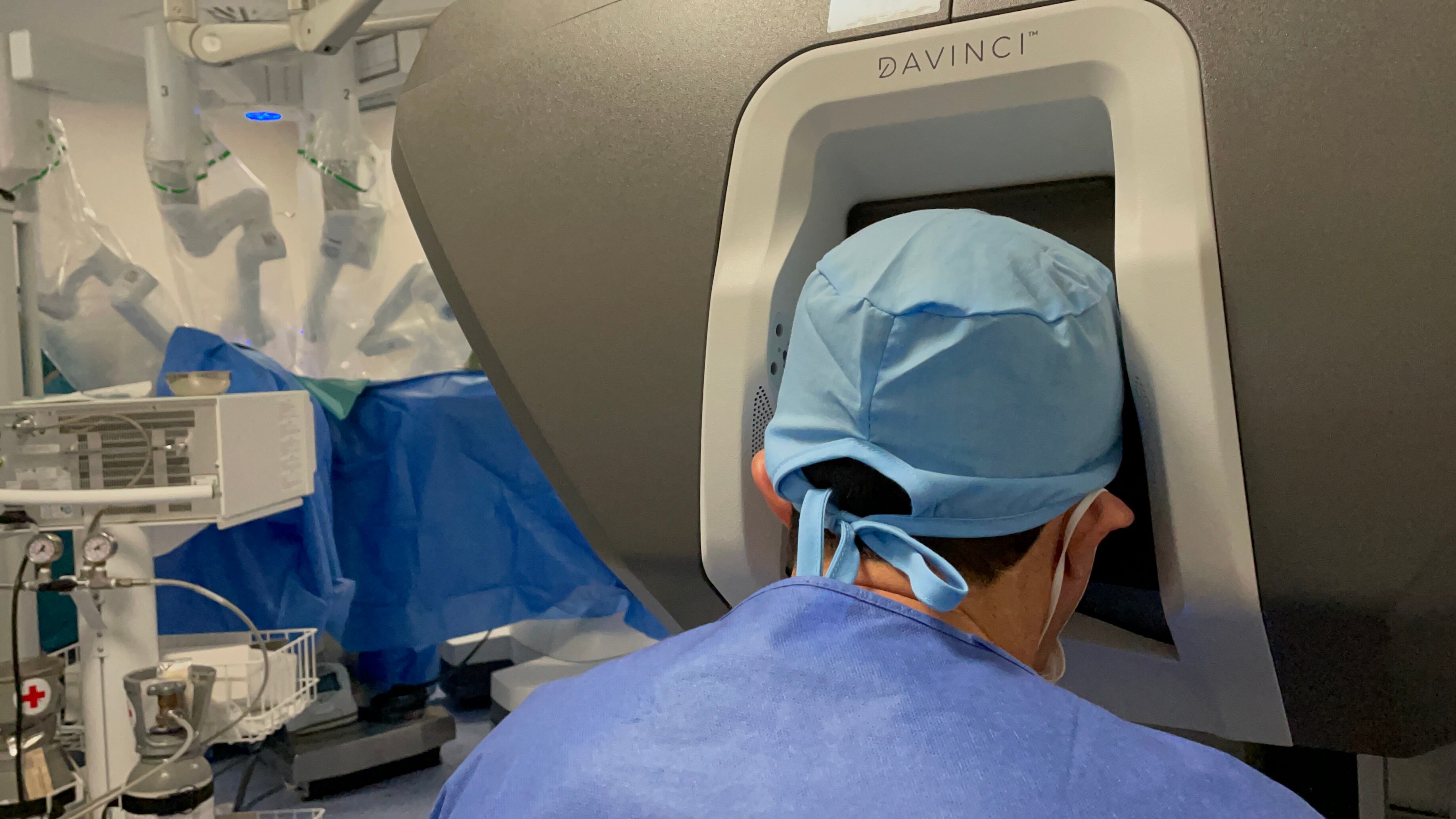 Un profesional sanitario maneja el robot Da Vinci en el Hospital de Jaén.