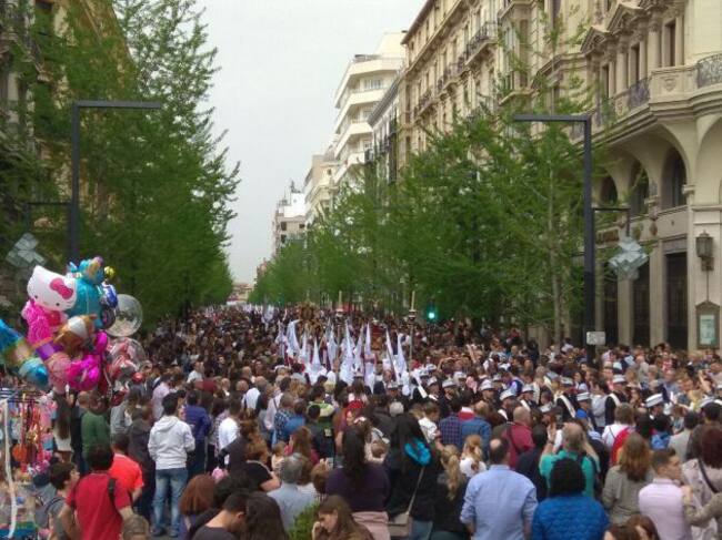 La hermandad de Los Estudiantes avanza por la Gran Vía de Granada entre un mar de cabezas
