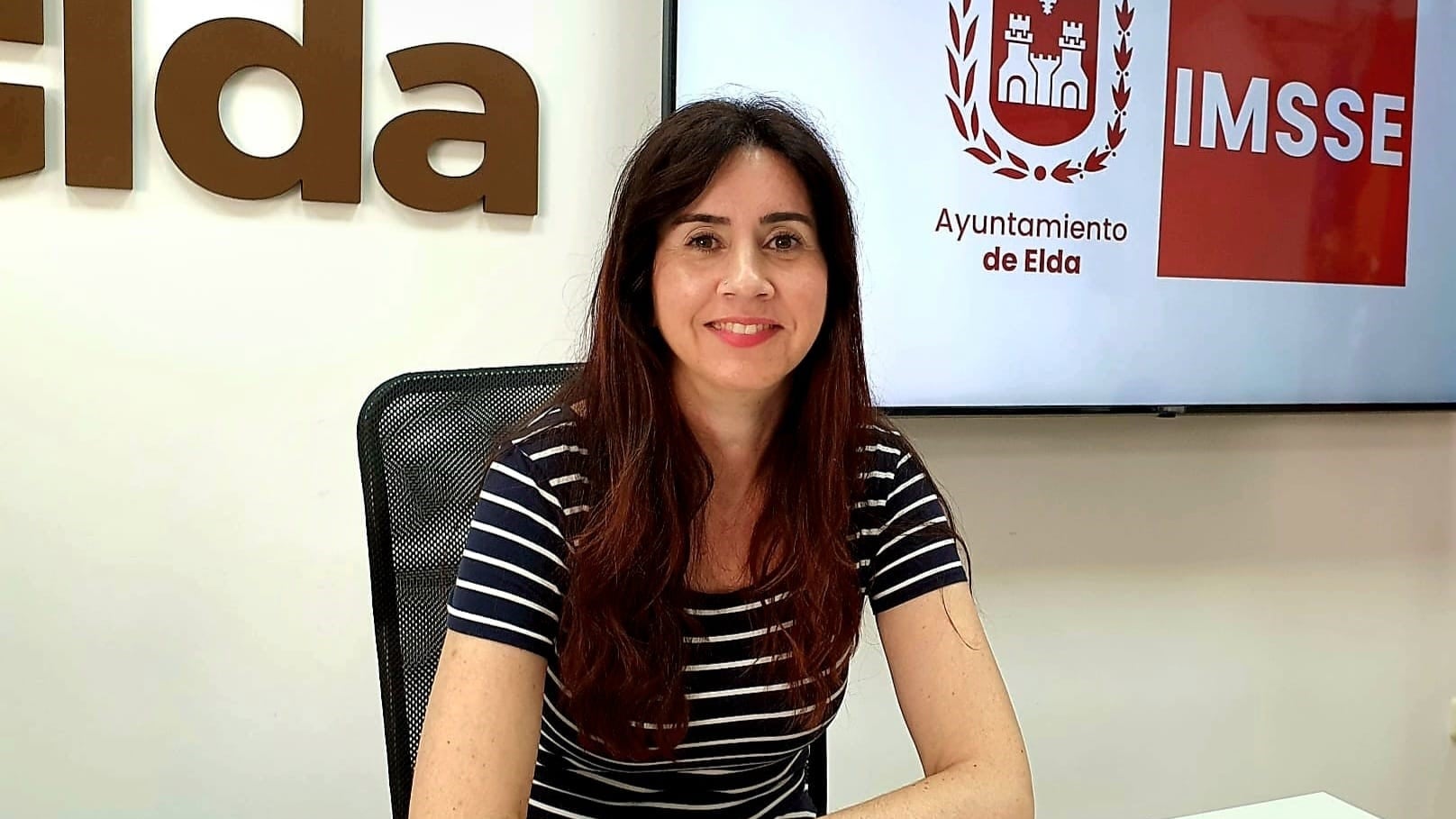 Alba García, edil de Servicios Sociales de Elda, anuncia la apertura de la bolsa del IMSSE