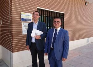 Los representantes de &#039;La Caixa&#039; en la firma del convenio