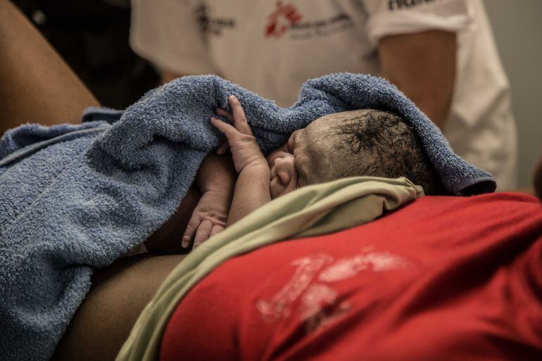 Una refugiada da a luz a bordo de un barco de Médicos Sin Fronteras
