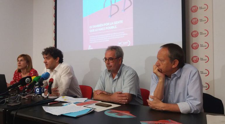 Lola Navarro, secretaria General FESMC-PV, Francesc Colomer, secretario autonómico de Turismo, Gonzalo Aranda, secretario sectorial de Hostelería y Turismo e Ismael Sáez, secretario general UGT.