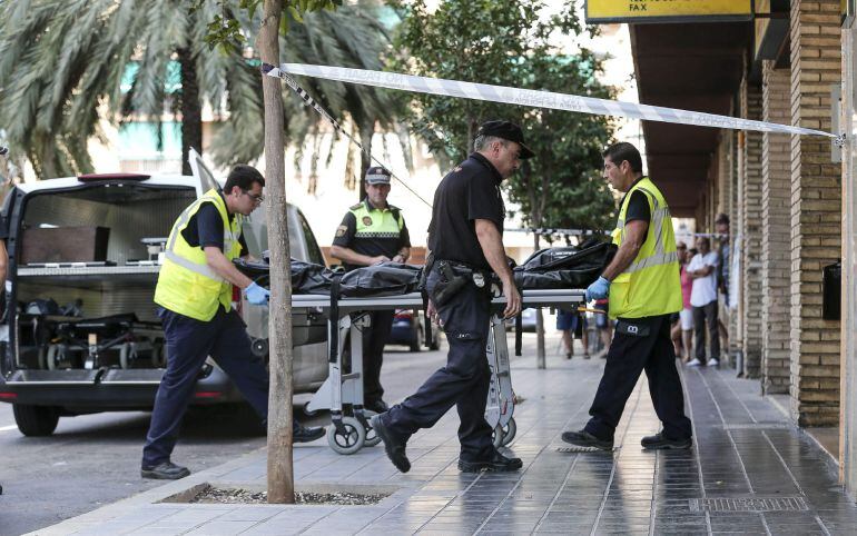 Los servicios fúnebres retiran uno de los cadáveres