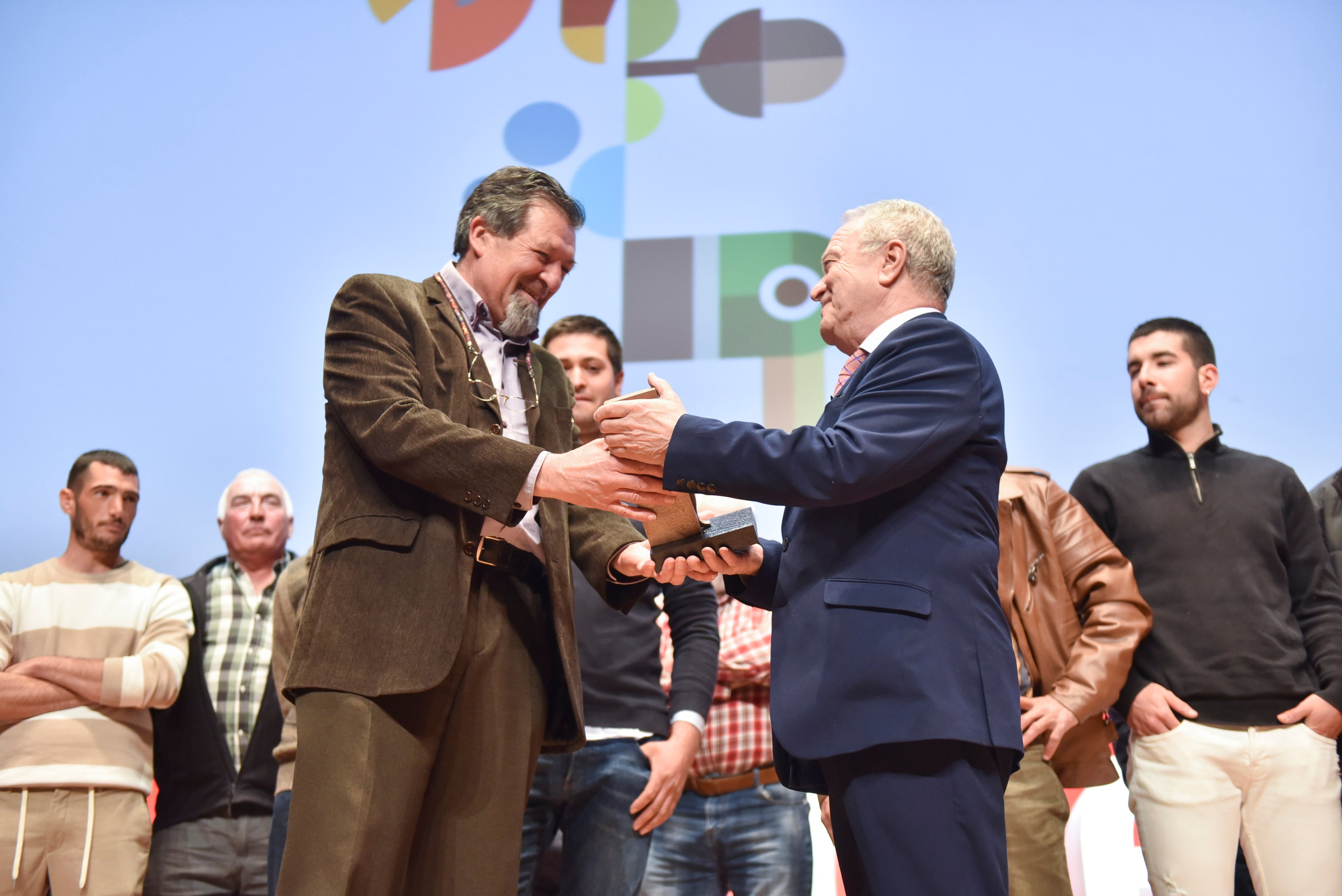 Momento de la entrega del galardón &quot;Félix de Azara&quot; a los pastores de la provincia de Huesca por parte de Miguel Gracia, presidente de la Diputación Provincial de Huesca