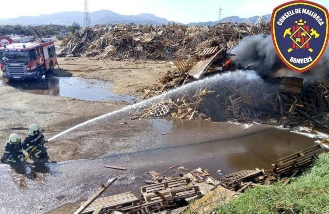 Los Bomberos siguen trabajando en el incendio declarado este jueves en los alrededores de Tirme