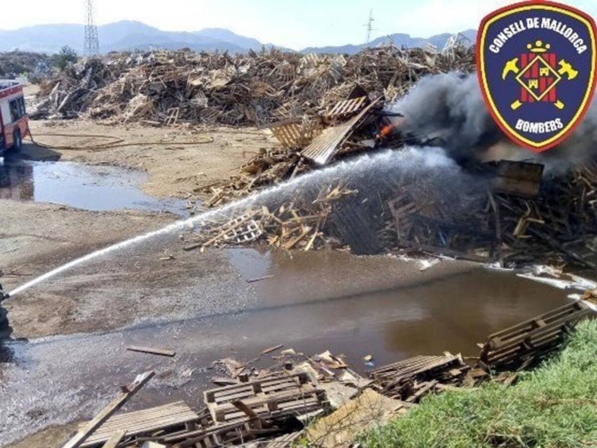 Los Bomberos siguen trabajando en el incendio declarado este jueves en los alrededores de Tirme