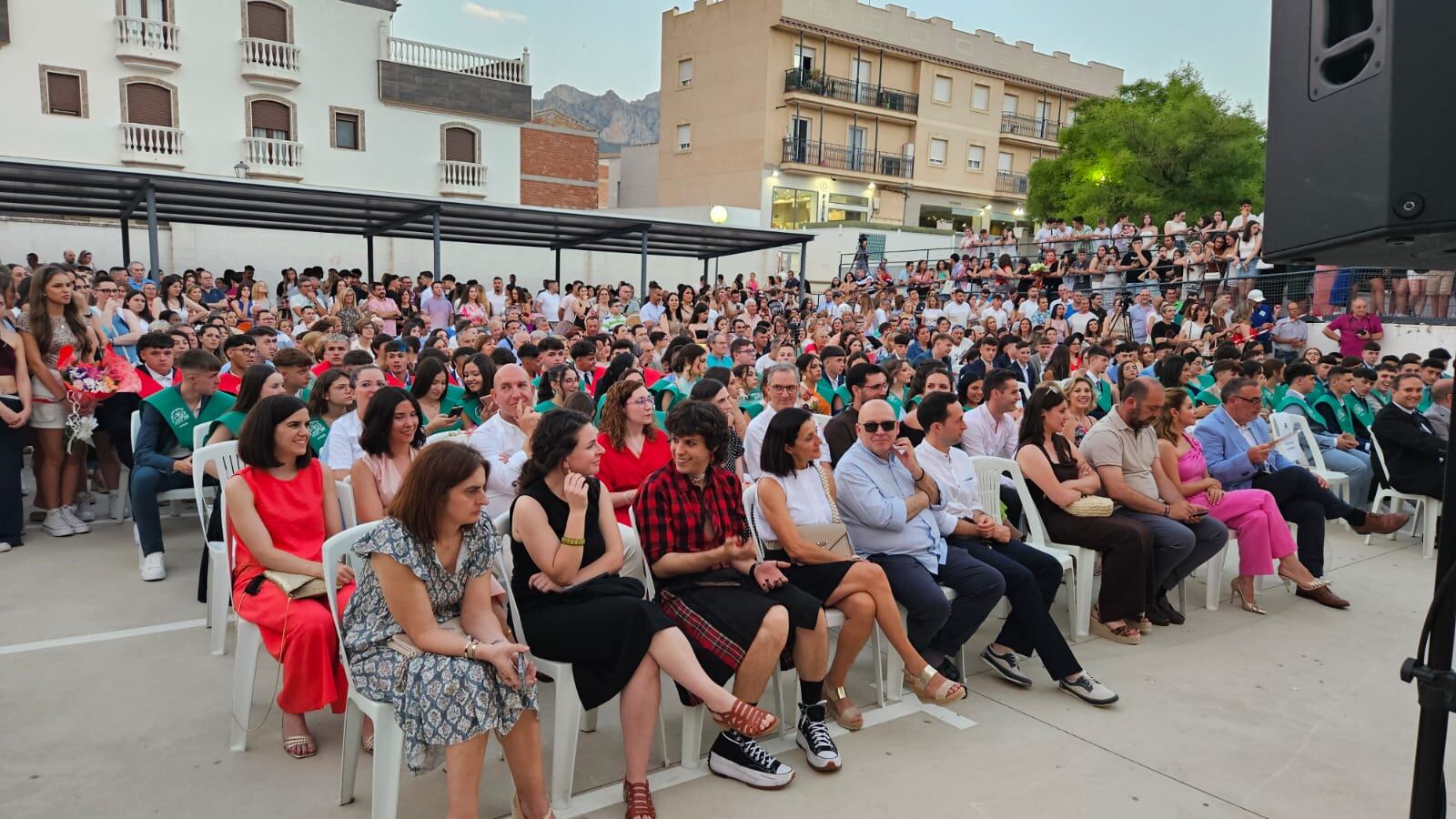 En primer plano, primeras filas con profesores y profesoras