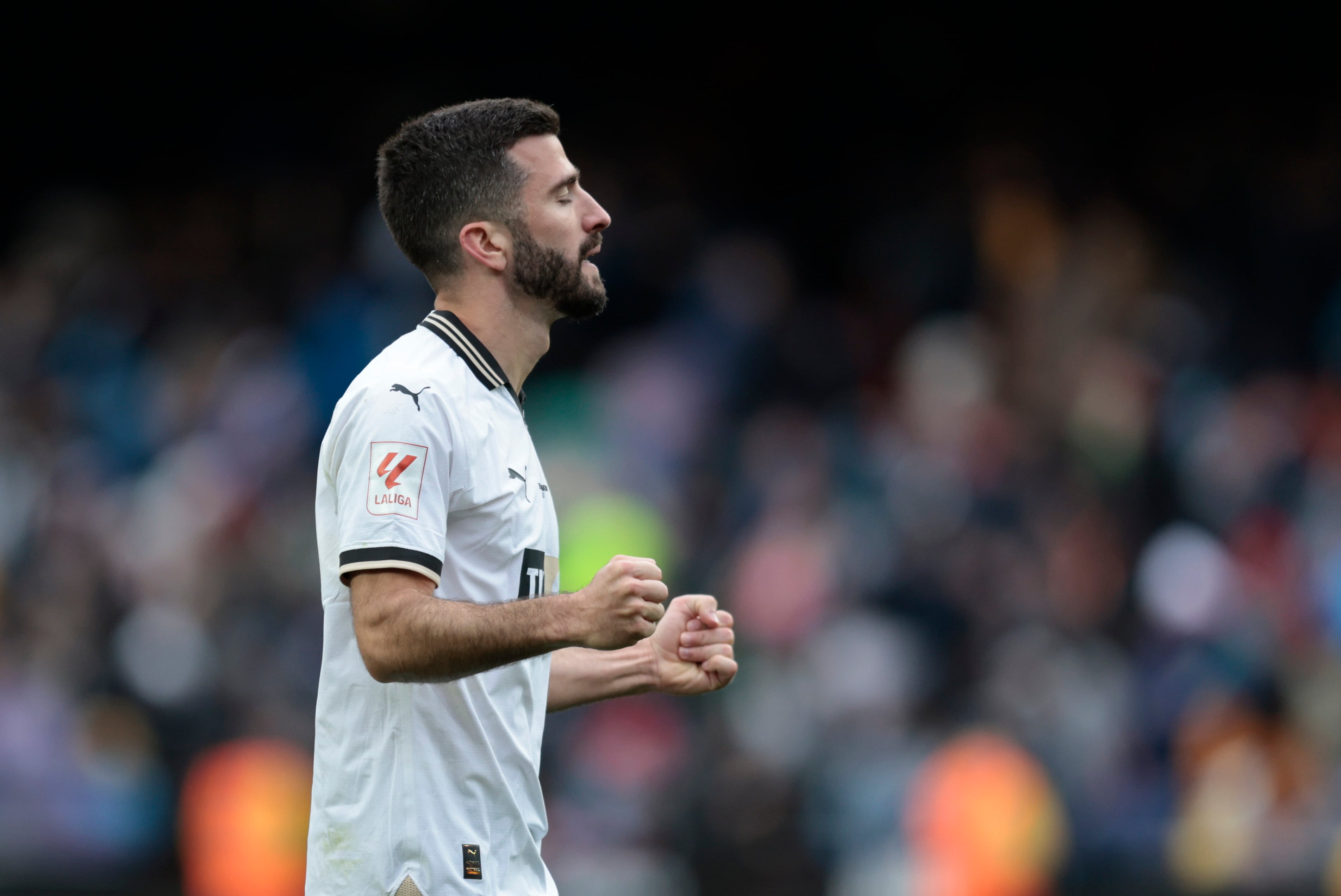 VALENCIA, 09/03/2024.- José Luis Gayà del Valencia celebra la victoria ante el Getafe, durante el partido de la jornada 28 de la Liga EA Sports que disputan Valencia y Getafe en el estadio de Mestalla. EFE/Biel Aliño
