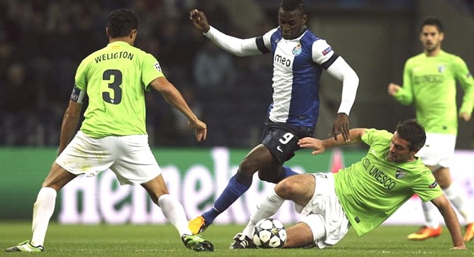 El centrocampista francés del Málaga Jeremy Toulalan le roba el balón al delantero colombiano Jackson Martinez del Oporto durante el partido de ida correspondiente a los octavos de final de la Liga de Campeones disputado en el estadio de Dragao.