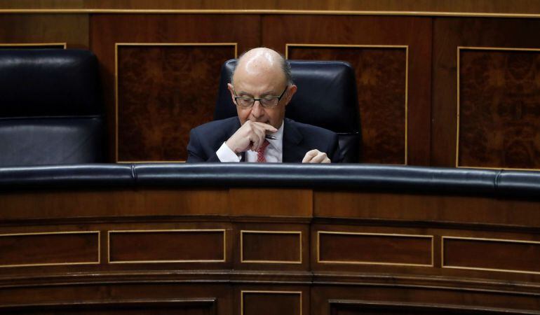 El ministro de Hacienda, Cristóbal Montoro, durante la sesión de control al Gobierno celebrada hoy en el Congreso.