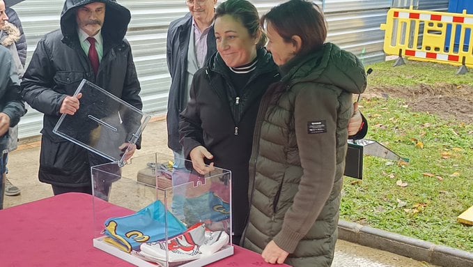 Consejera de Educación y alcaldesa de Gijón ponen la primera piedra de la Escuela Infantil del barrio.