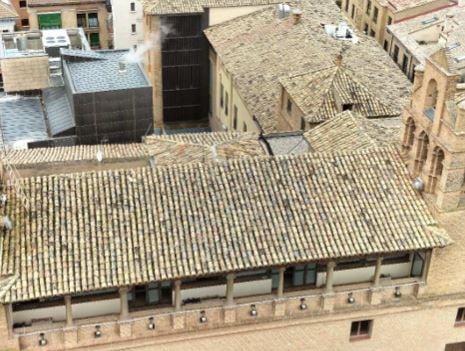 Faldón sobre la galería corrida entre los torreones