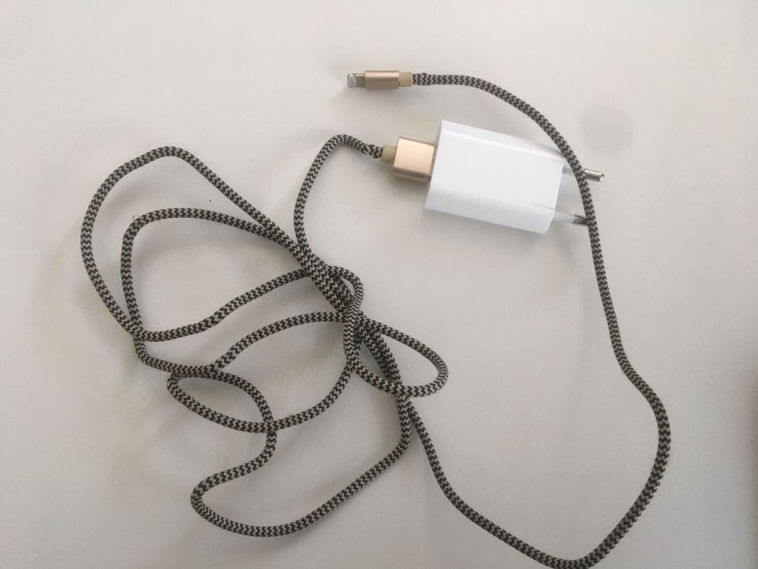 Cable de carga de un teléfono móvil