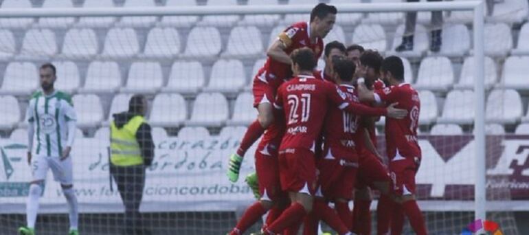 Los jugadores celebran el primer gol