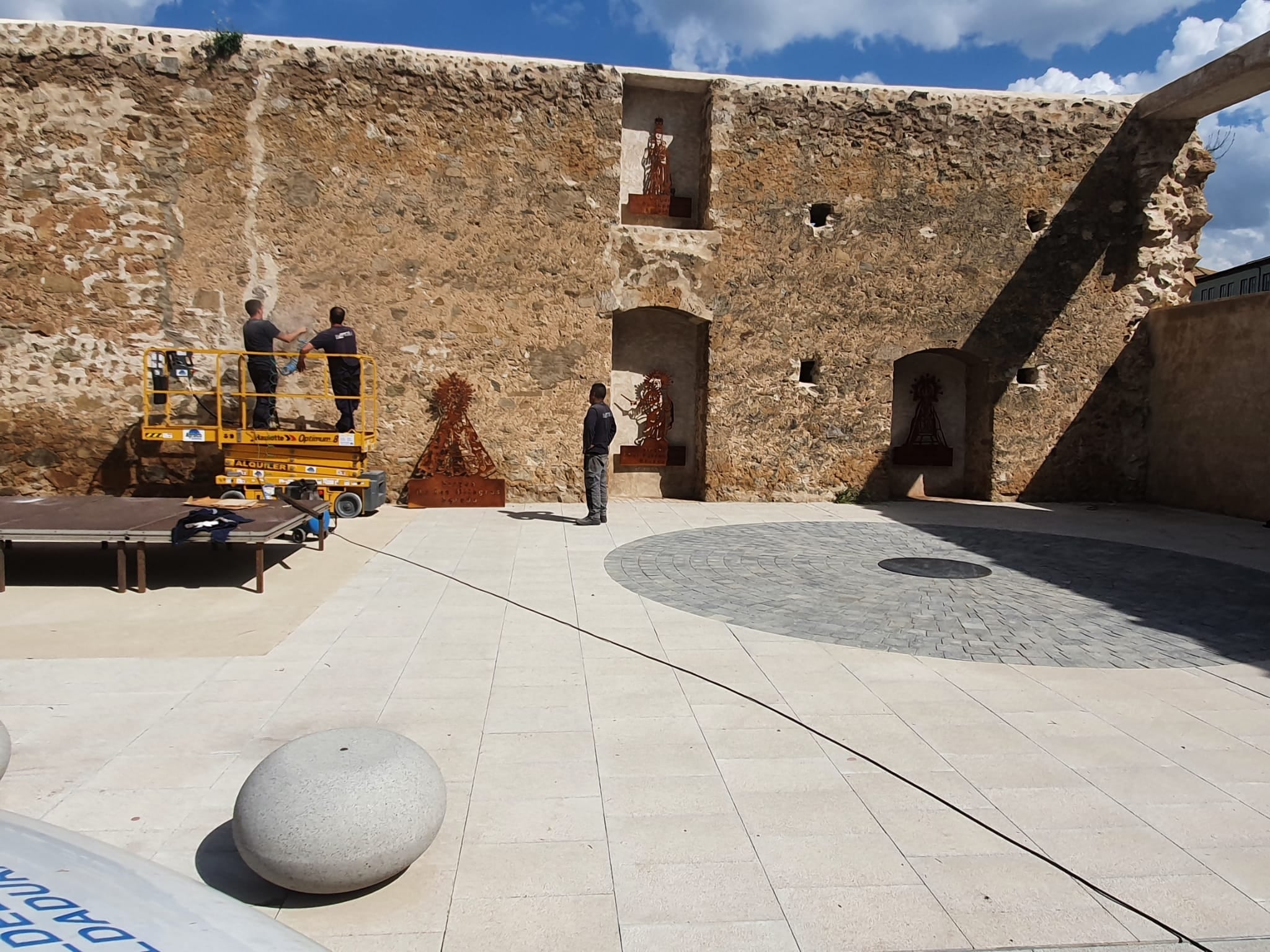 La empresa Mimametal ejecuta un curioso pedido, 17 imágenes de vírgenes en acero COR-TEN. Plaza del Patronazgo de Ágreda (Soria)