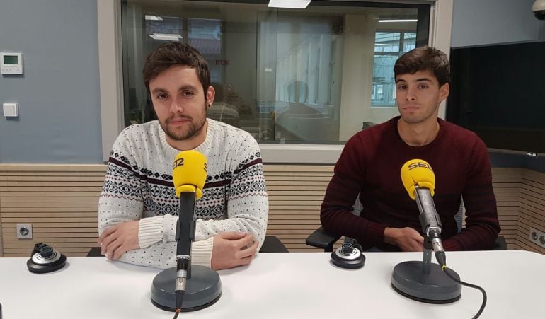 Eder Maestre, entrenador del Zalla, y Gorka Larrucea, centrocampista del Gernika, en los estudios de Radio Bilbao