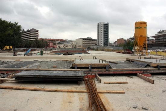 Aspecte actual del Parc Central, amb la llosa de l&#039;estació del TAV i dels autobusos, i on s&#039;aixecarà el vestíbul de l&#039;estació provisional del TAV