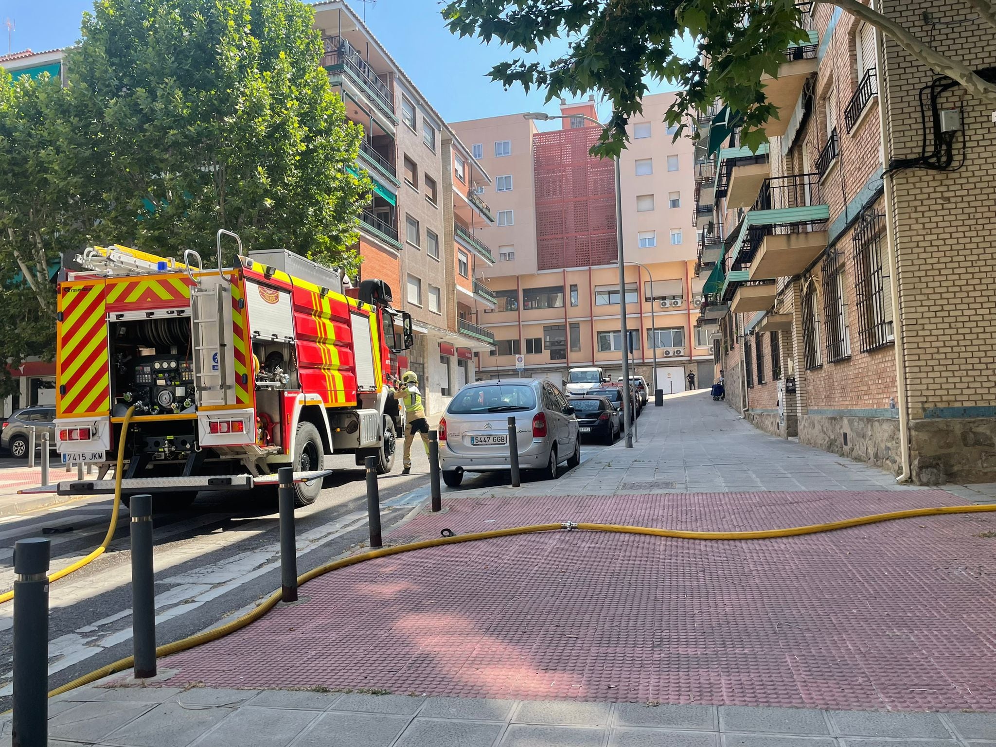 Los Bomberos actúan en el incendio producido en la Calle Puente del Arzobispo