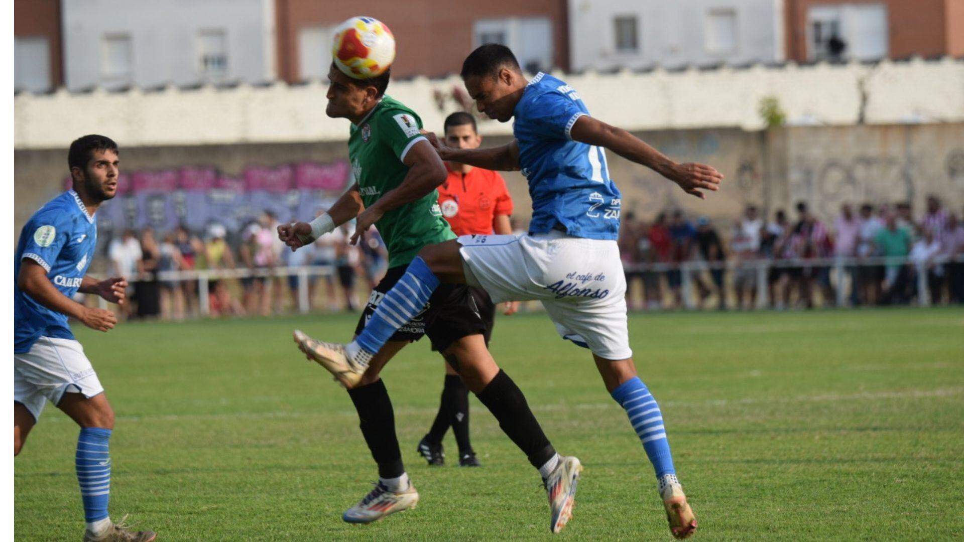 Un lance del partido entre el CD Villaralbo y Zamora CF Los Barreros