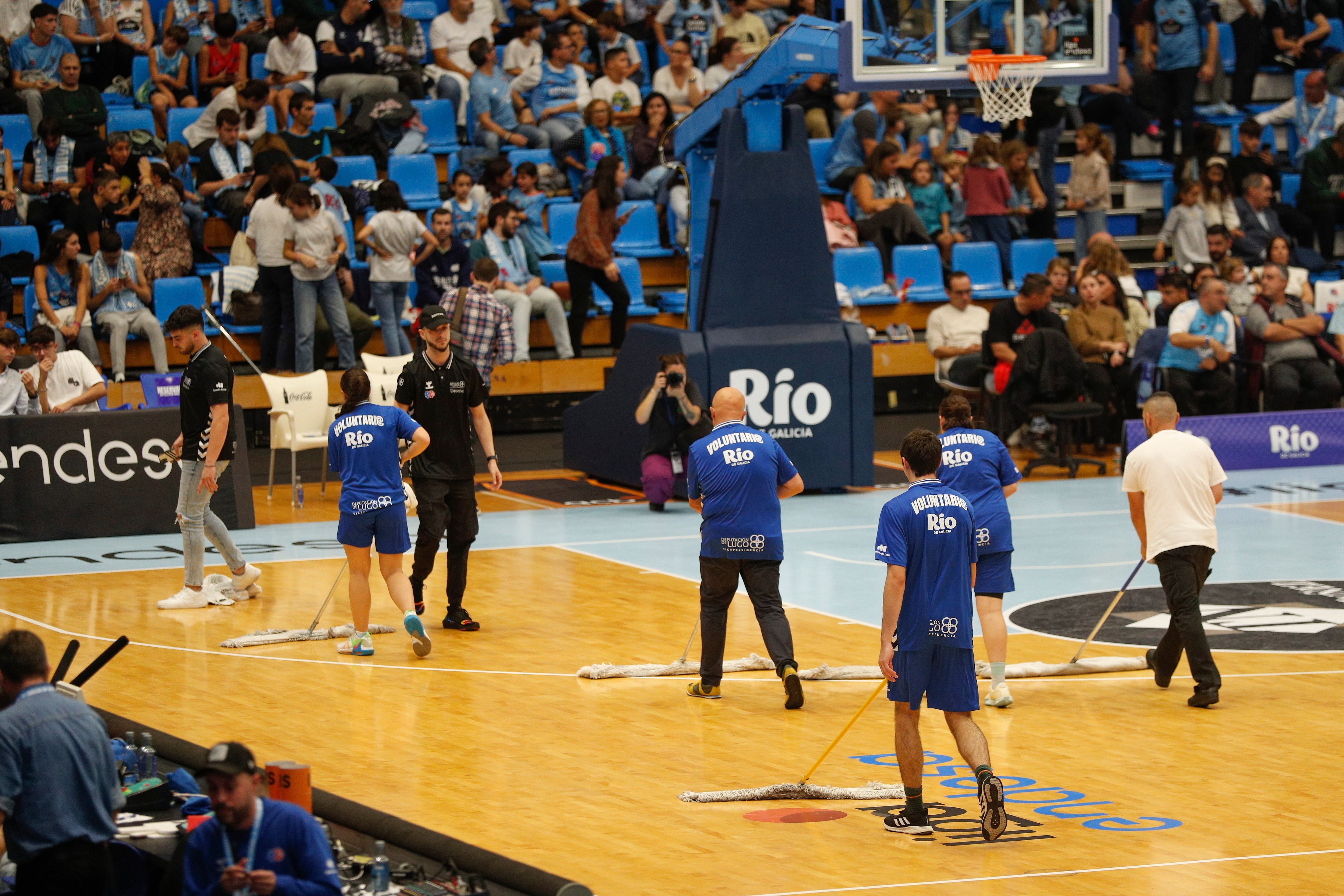 LUGO, 05/10/2024.- El partido de la 2ª jornada de Liga ACB disputado este sábado entre Río Breogán y La Laguna Tenerife ha sido suspendido a causa de la condensación en la pista del Pazo dos Deportes de Lugo. EFE/Eliseo Trigo
