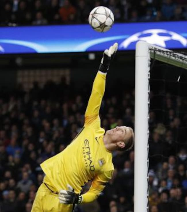Hart intenta sacar el cabezazo de Jesé que pegó en el larguero.