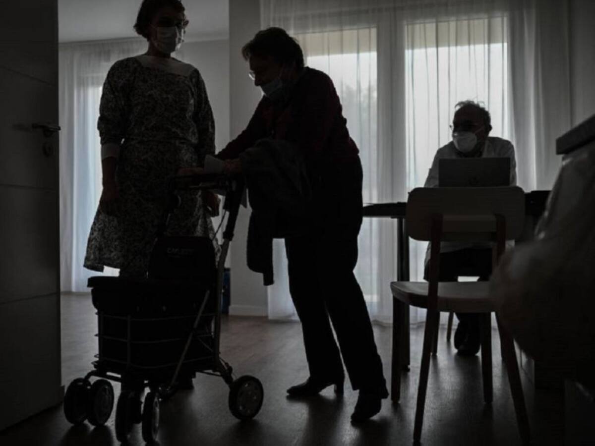 Elche pone en marcha un programa para combatir la soledad no deseada de las personas mayores