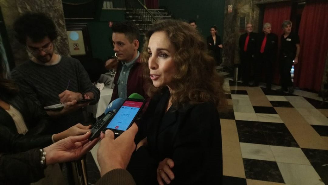 Ana Belén, atendiendo a los medios de comunicación antes de la gala de los Premios Labordeta en el Teatro Principal de Zaragoza