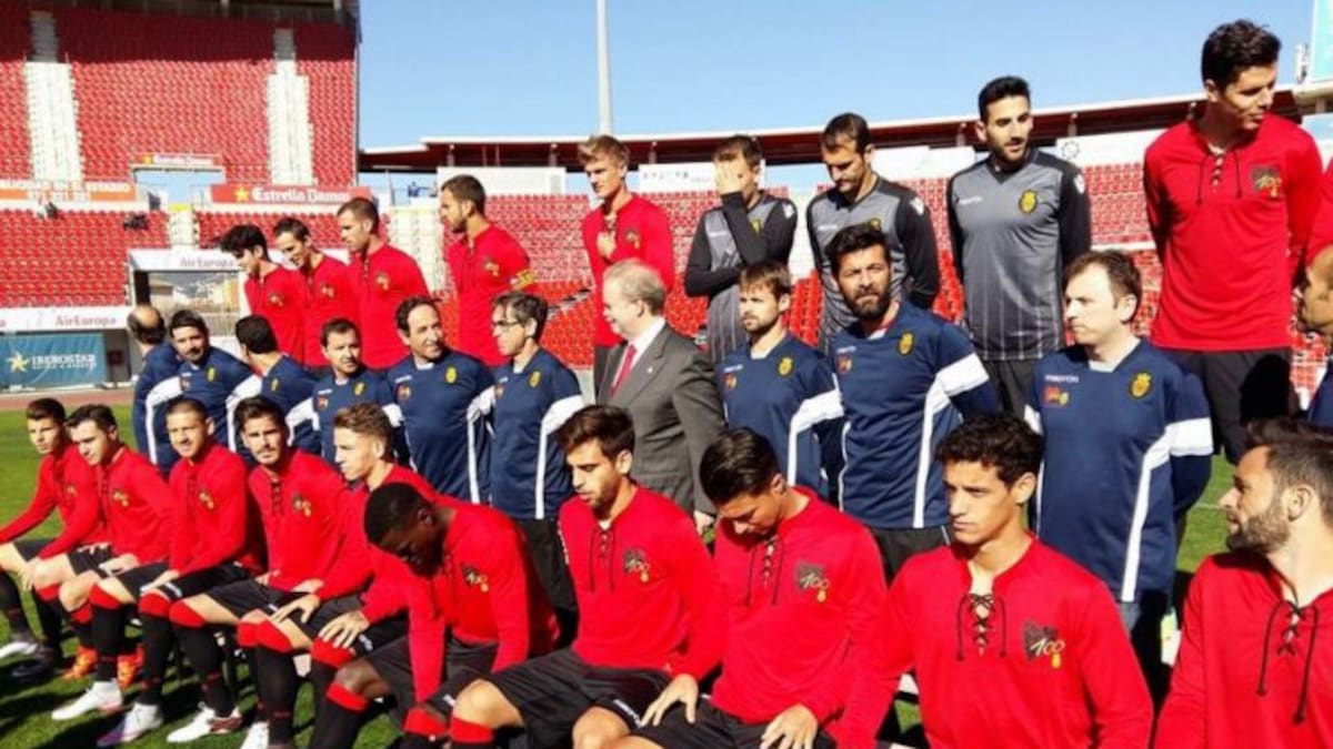 La plantilla ya luce la camiseta del Centenario