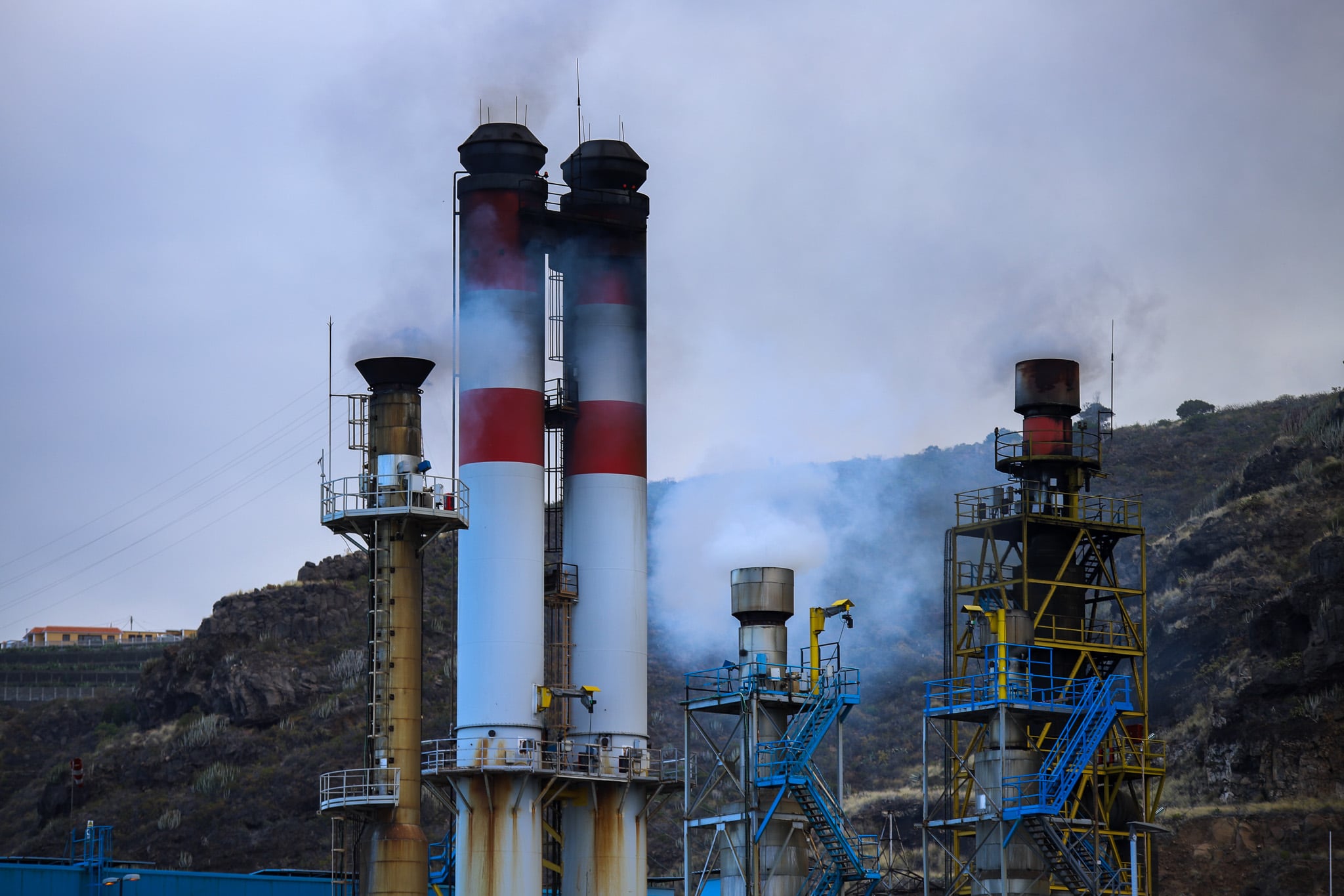 BREÑA ALTA (LA PALMA), 10/06/2025.- Un cero energético ha dejado sin luz este martes a la isla de La Palma, habitada por 83.875 personas, «por un disparo de turbina de generación» que ha llevado al apagón, lo que ha afectado a un total de 50.289 suministros, según ha informado Endesa, que ya ha conseguido restablecer el 70 por ciento del servicio. EFE / LUIS G MORERA