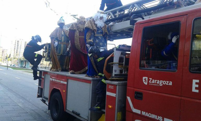 Los Reyes han llegado en un camión de Bomberos de Zaragoza