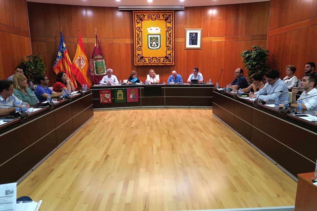 Sesión plenaria en el ayuntamiento de Calp. 